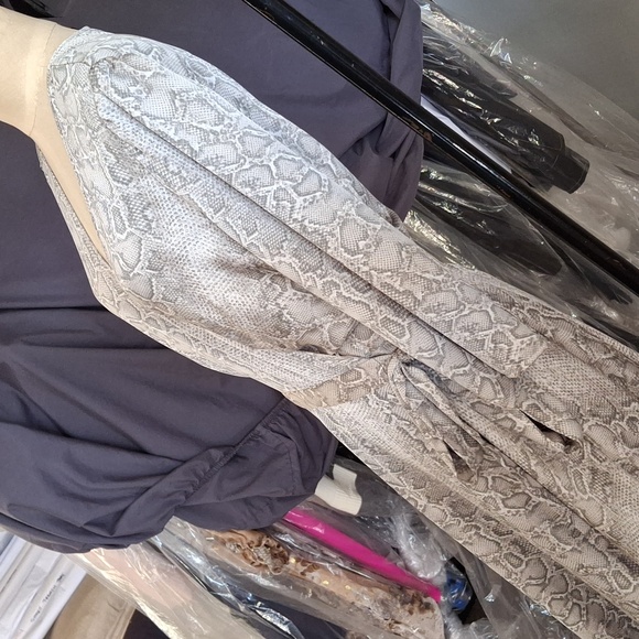 Snake print wrap romantic dress - Picture 4 of 5